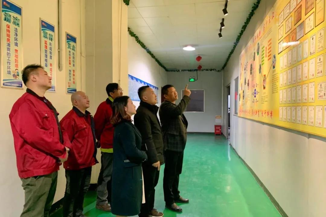 祝賀冠科工業(yè)董事長(zhǎng)楊興國(guó)榮獲國(guó)際徽商“2020年度中華百名優(yōu)秀徽商”榮譽(yù)稱(chēng)號(hào)