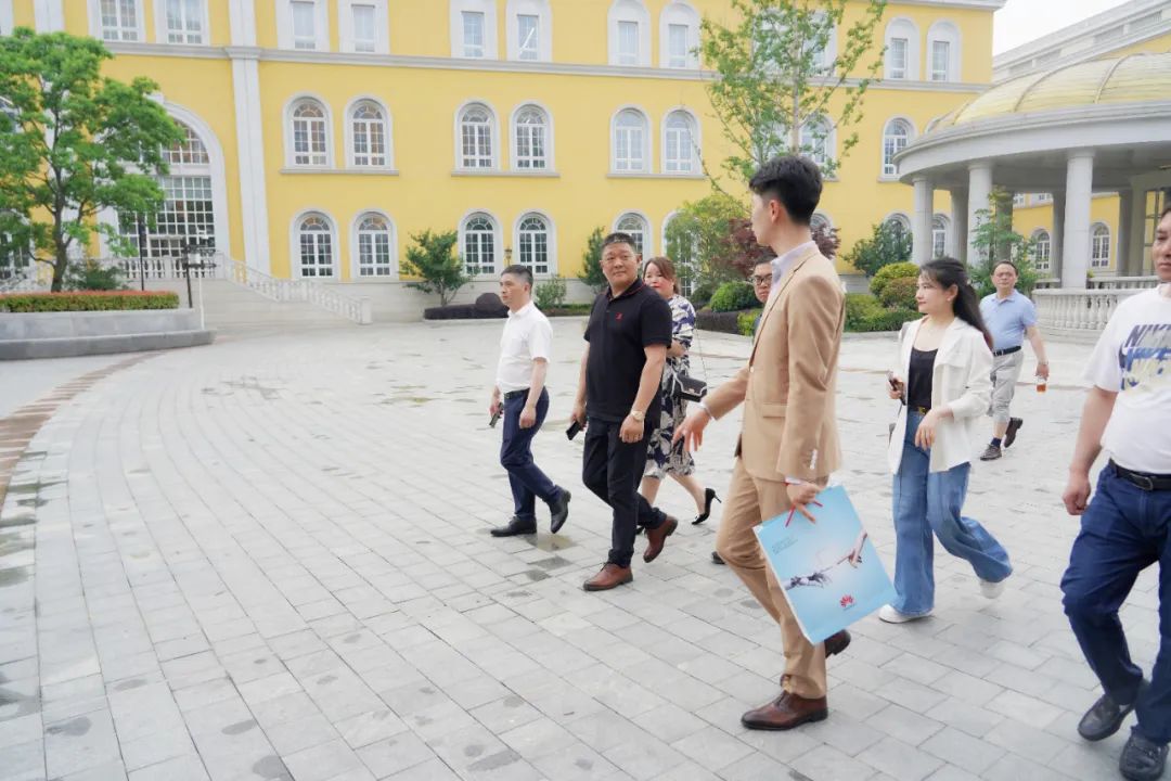 冠科集團(tuán)董事長楊興國率安徽商會(huì)企業(yè)家參訪團(tuán)走進(jìn)華為蘇州研究所