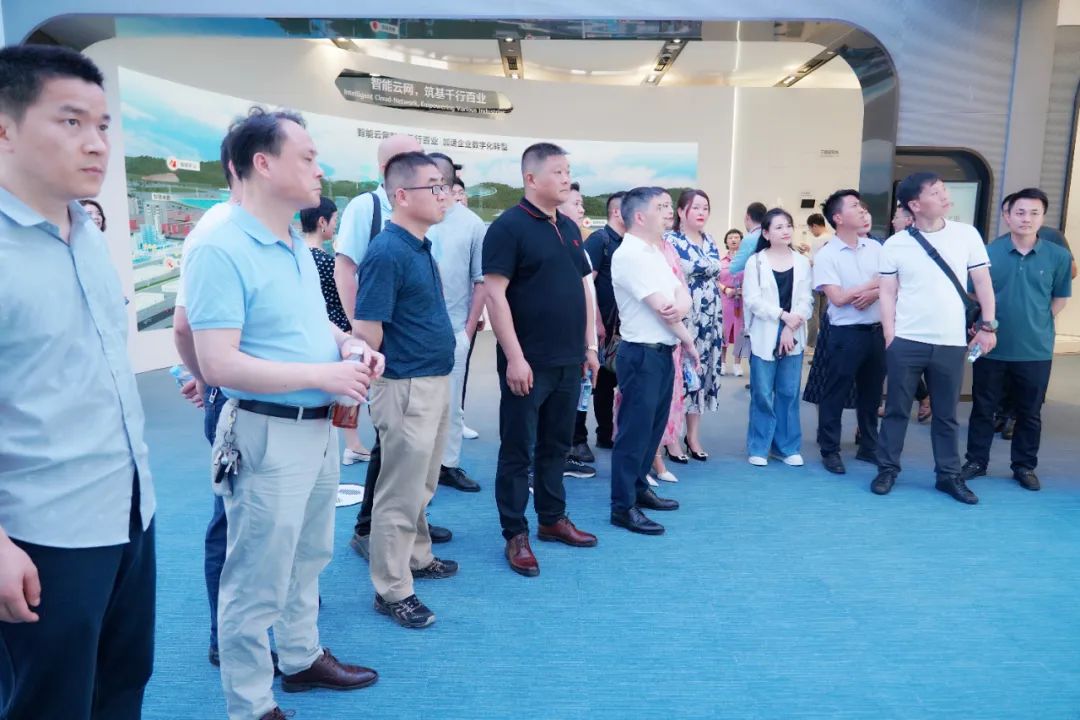 冠科集團(tuán)董事長楊興國率安徽商會(huì)企業(yè)家參訪團(tuán)走進(jìn)華為蘇州研究所