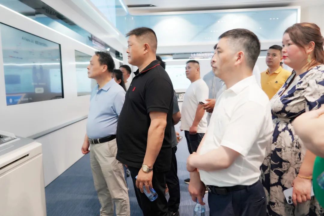 冠科集團(tuán)董事長楊興國率安徽商會(huì)企業(yè)家參訪團(tuán)走進(jìn)華為蘇州研究所