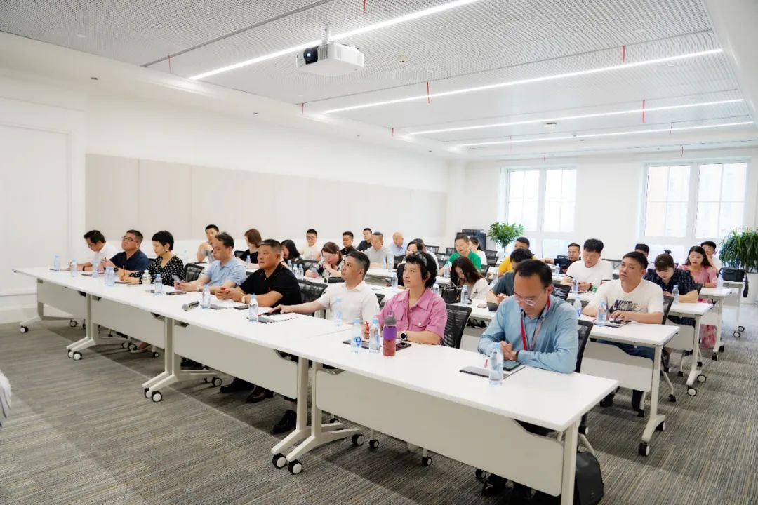 冠科集團(tuán)董事長楊興國率安徽商會(huì)企業(yè)家參訪團(tuán)走進(jìn)華為蘇州研究所