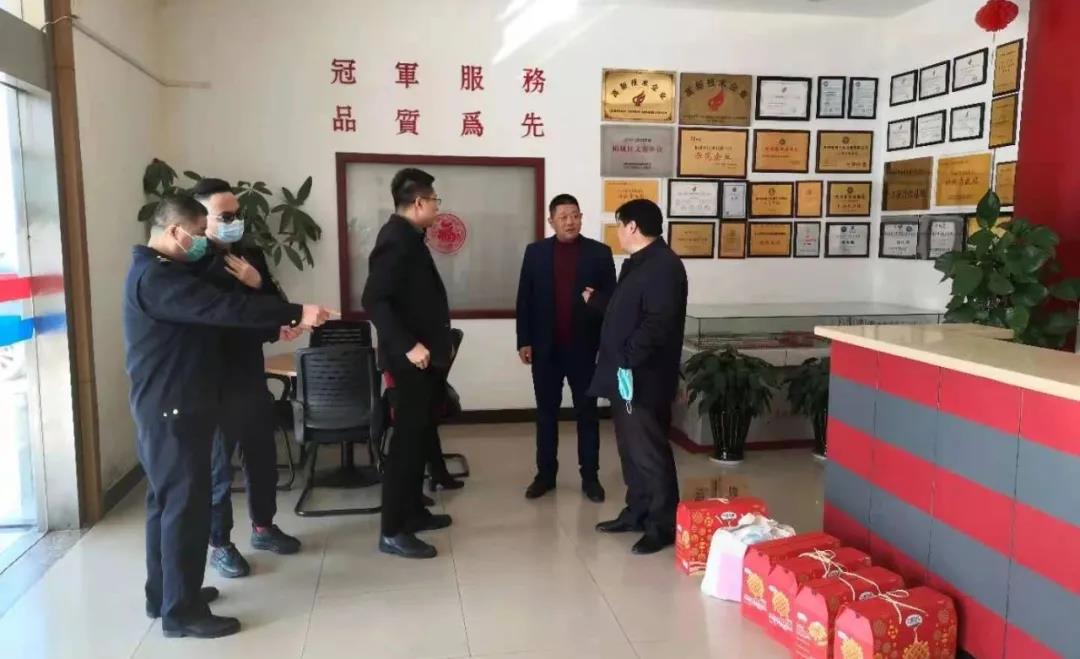 黃橋街道領導到冠科工業(yè)走訪慰問，為留蘇員工送來新春祝福